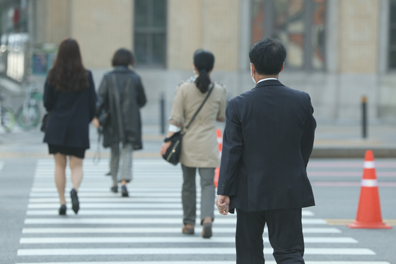 서울 종로구 광화문네거리에서 직장인들이 출근하고 있다. 〈사진=연합뉴스〉