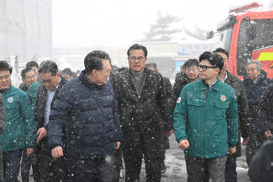 윤석열 대통령이 23일 충남 서천군 서천읍 서천특화시장 화재 현장에서 국민의힘 한동훈 비상대책위원장과 만나 피해 상황을 둘러보고 있다. 〈사진=대통령실 제공〉