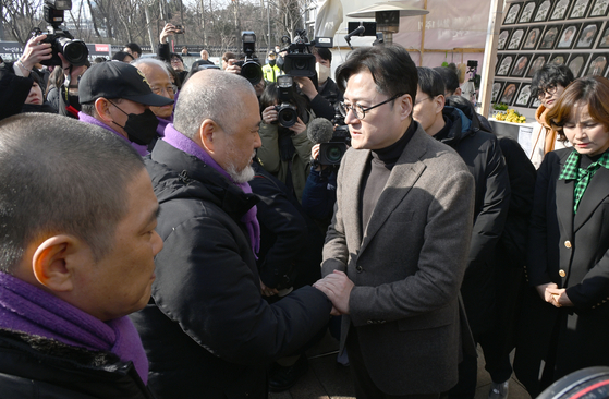 오늘 오후 더불어민주당 홍익표 원내대표가 서울광장 10·29 이태원참사 희생자 합동분향소에서 유가족들과 면담에 앞서 인사하고 있습니다. [사진출처=연합뉴스]