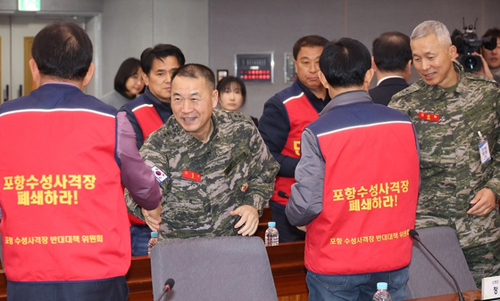 30일 정부서울청사 별관에서 열린 포항 수성사격장 집단민원 해결을 위한 국민권익위원회 현장조정회의에서 주일석 해병대 제1사단장과 김승학 해병대사령부 부사령관이 참석 주민들과 인사를 나누고 있다. 〈사진=연합뉴스〉