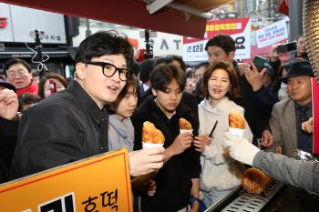 전통시장 찾은 한동훈 “구리엔 서울시 편입 원하시는 분들도 많이 있어“