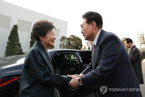 윤석열 대통령이 29일 서울 용산구 한남동 대통령 관저에서 박근혜 전 대통령과 오찬을 함께 한 뒤 환송하고 있다. 2023.12.29 [대통령실 제공. 재판매 및 DB 금지]