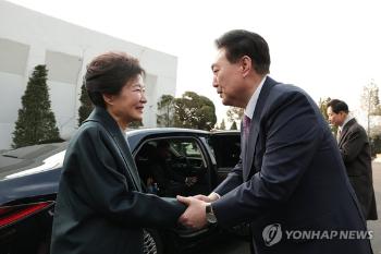 윤 대통령, 박근혜 전 대통령에 '생일 축하' 전화