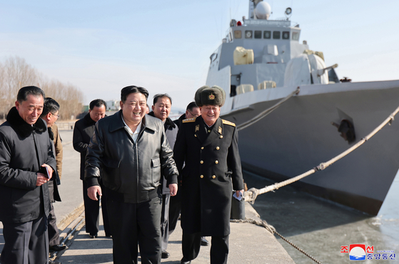 김정은 북한 국무위원장이 남포조선소를 방문해 군함 건조 실태를 살펴봤다고 조선중앙통신이 2일 보도했다. 〈사진=조선중앙통신〉