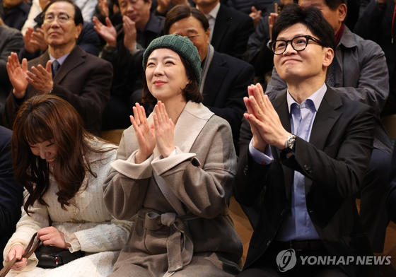 국민의힘 한동훈 비상대책위원장과 배현진 의원이 2일 오후 서울 송파구 송파책박물관에서 열린 '2024 설날맞이 희망콘서트'에 참석해 박수치고 있다. 〈사진=연합뉴스〉