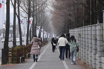 흐리고 곳곳 탁한 공기질…동해안 아침까지 눈