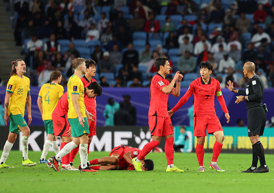 〈YONHAP PHOTO-0304〉 VAR 판독 요청하는 김영권, 손흥민   (알와크라=연합뉴스) 김도훈 기자 = 2일(현지시간) 카타르 알와크라 알자누브 스타디움 열린 2023 아시아축구연맹(AFC) 아시안컵 8강전 한국과 호주의 경기. 김영권과 손흥민이 황희찬에게 태클을 가한 에이든 오닐의 플레이에 대해 VAR 판독을 요청하고 있다. 2024.2.3   superdoo82@yna.co.kr/2024-02-03 03:01:23/ 〈저작권자 ⓒ 1980-2024 ㈜연합뉴스. 무단 전재 재배포 금지, AI 학습 및 활용 금지〉