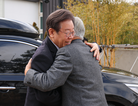 이재명 더불어민주당 대표가 4일 오후 경남 양산시 하북면 평산마을 문재인 전 대통령 사저에서 문 전 대통령과 포옹을 하며 인사하고 있다. 〈사진=더불어민주당 제공·연합뉴스〉