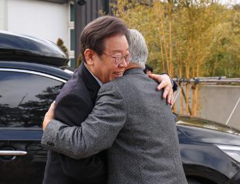 이재명 만난 문 전 대통령 “친문·친명 프레임 안타까워…우리는 하나“