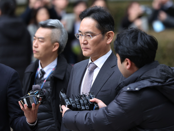 이재용 삼성전자 회장이 삼성그룹 경영권 승계 관련 부당합병·회계부정 혐의 1심 선고 공판에서 무죄 판결을 받은 뒤 청사를 나서고 있다. 〈사진=연합뉴스〉