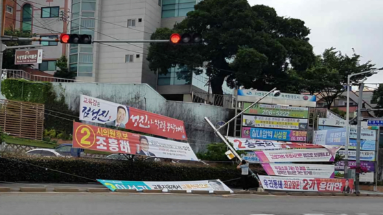 너무 많은 현수막이 걸려 쓰러진 가로등. 개정된 법은 한 가로등 당 현수막을 3개 이상 걸지 못하게 규정하고 있다. 〈사진=행정안전부〉