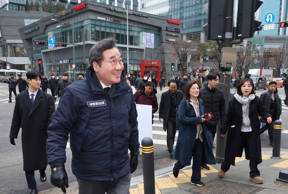 〈YONHAP PHOTO-2187〉 거리로 나선 이낙연 공동대표 2024.2.6