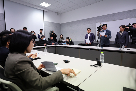 양동호 대한의사협회 협상단장이 6일 오전 서울 모처에서 의대 증원과 필수의료 대책 등에 대한 의견을 교환하는 의료현안협의체에 참석, 의사협회의 입장을 발표하고 있다. 왼쪽은 정경실 보건복지부 보건의료정책관. 〈사진=연합뉴스〉