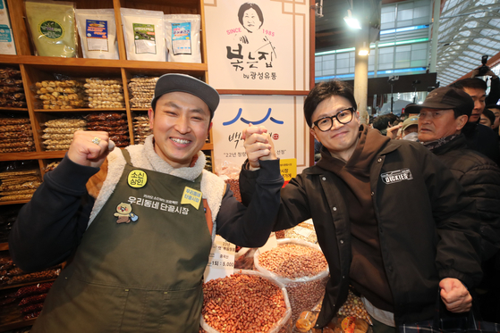 경동시장 찾은 한동훈 비대위원장   (서울=연합뉴스) 한종찬 기자 = 국민의힘 한동훈 비상대책위원장이 5일 서울 동대문구 경동시장을 찾아 상인과 기념촬영을 하고 있다. 2024.2.5 [공동취재]   saba@yna.co.kr (끝)  〈저작권자(c) 연합뉴스, 무단 전재-재배포, AI 학습 및 활용 금지〉