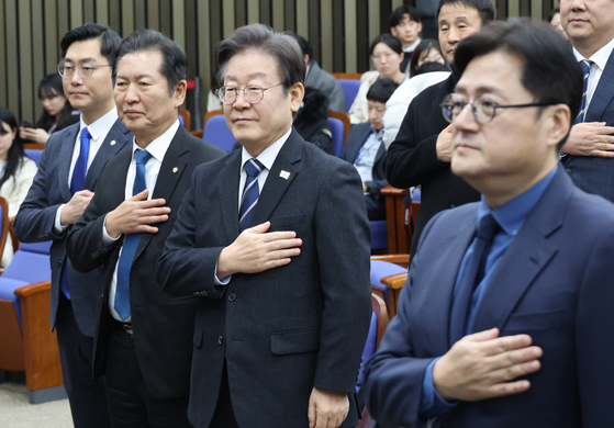 더불어민주당 이재명 대표와 의원들이 6일 국회에서 열린 의원총회에서 국민의례를 하고 있다. 〈사진=연합뉴스〉