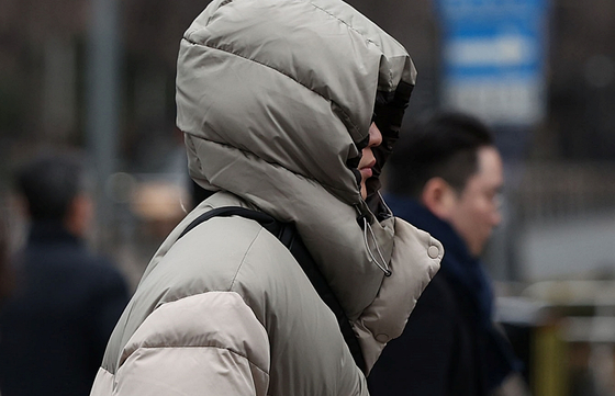 6일 오전 서울 광화문사거리에서 한 시민이 모자를 쓴 채 이동하고 있다. 〈사진=연합뉴스〉