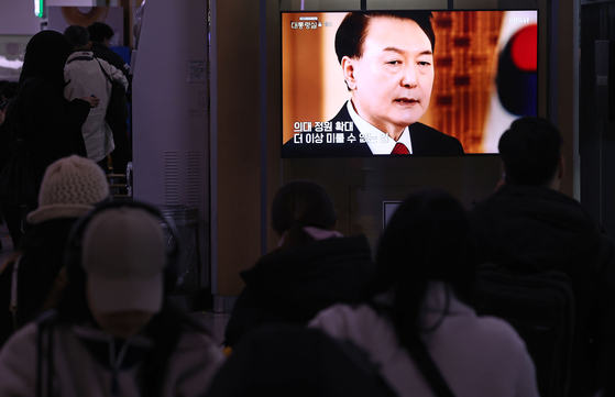 7일 오후 서울역 대합실에서 시민들이 KBS를 통해 녹화 방송되고 있는 윤석열 대통령의 특별 대담을 시청하고 있다. 〈사진=연합뉴스〉