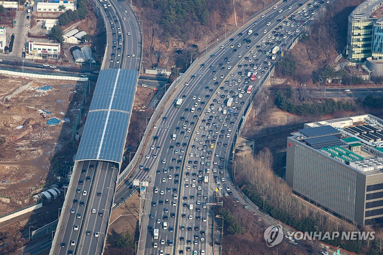 설 연휴를 하루 앞둔 8일 오후 경찰청 헬기에서 바라본 경기도 성남시 판교JC 인근 경부고속도로가 귀성차량 등으로 정체되고 있다. 〈사진=연합뉴스〉