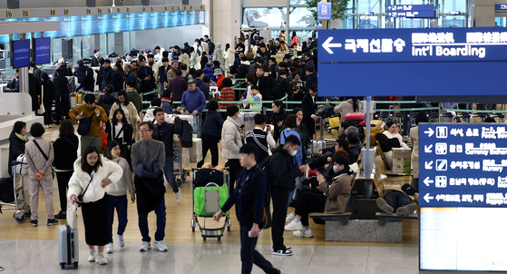 8일 오전 인천국제공항 제1여객터미널 출국장이 여행객들로 북적이고 있다. 〈사진=연합뉴스〉