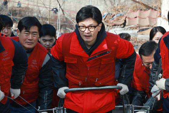 한동훈 국민의힘 비상대책위원장이 오늘(8일) 서울 노원구 중계동 백사마을에서 진행된 연탄나눔 봉사활동을 하고 있다. 〈사진=연합뉴스〉