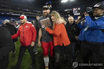 스위프트 효과...남친 뛰는 NFL 시청률 폭발 “수익 4400억원“