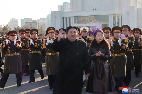 김정은 북한 국무위원장이 딸 주애와 함께 조선인민군 창건일인 지난 8일 건군절 오후에 국방성을 축하 방문했다. 〈사진=조선중앙통신·연합뉴스〉