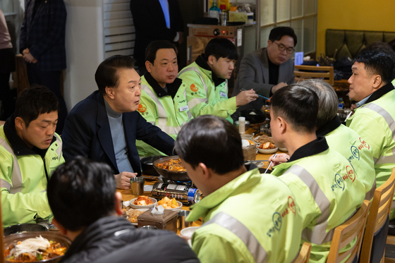 윤석열 대통령이 설 연휴 첫날인 9일 서울 동작구 한 식당에서 동작구 소속 가로청소 환경공무관들과 아침식사를 함께 하며 이야기를 나누고 있다. 〈사진=대통령실 제공〉