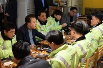 연휴 첫날 환경공무관에게 떡국 대접한 윤 대통령…“여러분 안전이 제일 중요“