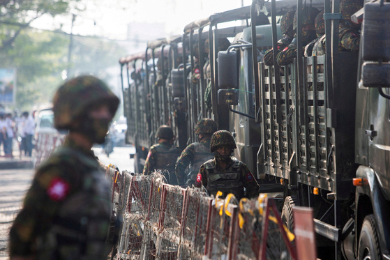 2021년 2월 미얀마 양곤에서 군인들이 군용 차량 옆에 서 있다. 〈사진=로이터〉
