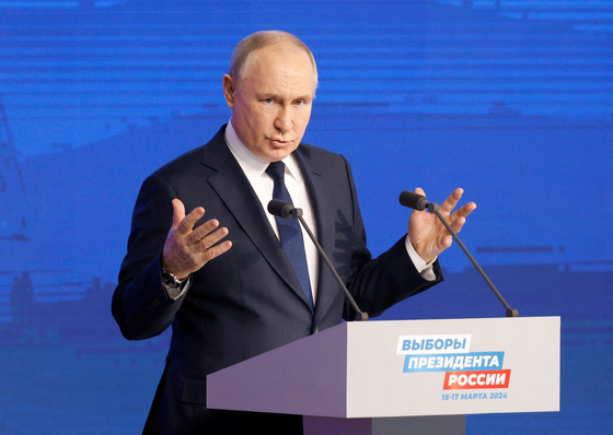 블라디미르 푸틴 러시아 대통령이 지난달 31일 러시아 모스크바에서 열린 지지자들과 만남 자리에서 연설하고 있다. 〈사진=로이터〉