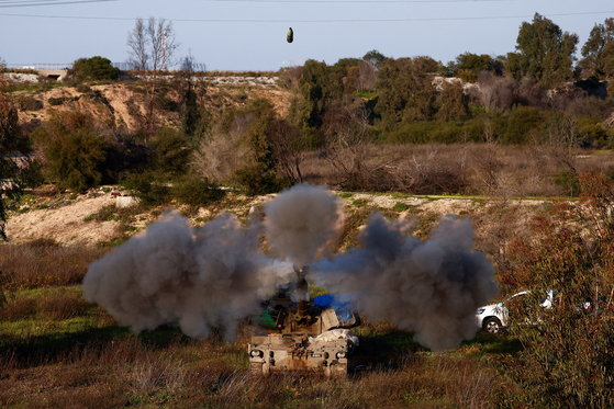현지시간 11일 이스라엘과 하마스 사이의 충돌이 계속되는 가운데, 이스라엘 포병 부대가 가자지구 북부 국경 근처에서 도시를 향해 발포하고 있다. 〈사진=로이터〉