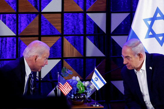 조 바이든 미국 대통령이 지난해 10월 18일 이스라엘 텔아비브에서 열린 회담 자리에서 베냐민 네타냐후 이스라엘 총리 대화하고 있다. 〈사진=로이터〉