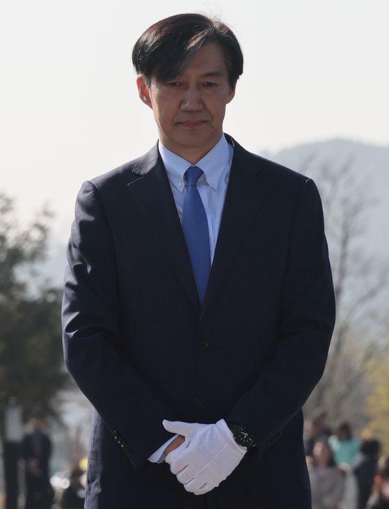 12일 조국 전 법무부장관이 김해 봉하마을을 방문해 노무현 전 대통령 묘역을 참배하고 있다. 〈사진=중앙일보〉