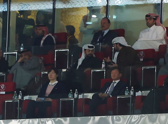 정몽규 대한축구협회장(가장 아래 오른쪽)이 지난 6일(현지시간) 카타르 아시안컵 4강 한국과 요르단의 경기를 지켜보고 있습니다. 〈출처=연합뉴스〉
