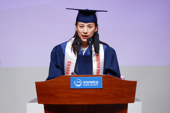 가수 이효리가 오늘(14일) 오전 서울 성북구 국민대학교에서 열린 2023학년도 전기 학위수여식에서 축사를 하고 있다. 〈사진=연합뉴스〉