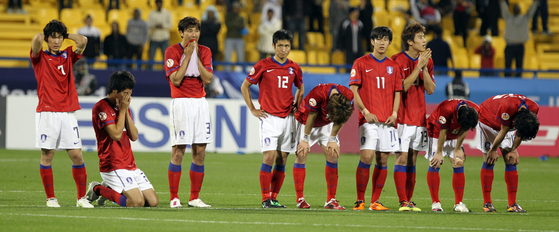 〈YONHAP PHOTO-0092〉 아쉬운 패배   (도하〈카타르〉=연합뉴스) 김주성 기자 = 25일 오후(한국시간) 카타르 도하 알 가라파 스타디움에서 열린 아시안컵 4강전 한국 대 일본 경기에서 승부차기 끝에 패배한 박지성(맨 왼쪽) 등 축구대표팀 선수들이 침통한 표정으로 그라운드를 걷고 있다. 2011.1.25   utzza@yna.co.kr/2011-01-26 01:19:43/ 〈저작권자 ⓒ 1980-2011 ㈜연합뉴스. 무단 전재 재배포 금지.〉