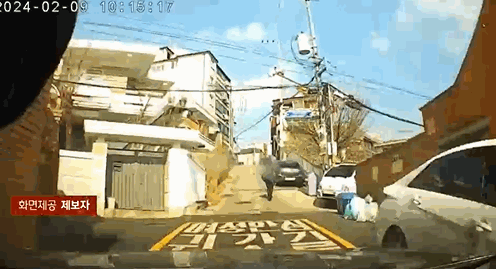제보자의 차량에 노인이 부딪히는 모습. 〈영상=JTBC '사건반장'〉