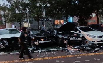 차량 돌진에 부산 서구청 '아수라장'