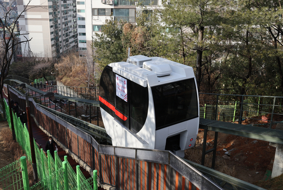 서울 중구 신당현대아파트와 대현산배수지공원을 오가는 110m 구간의 모노레일이 운행을 시작했다. 〈사진=연합뉴스〉