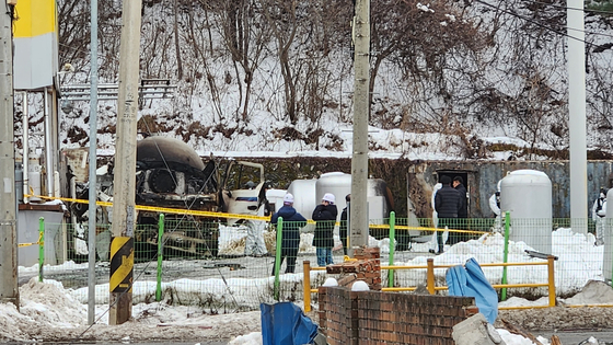 폭발 사고 다음 날인 지난 1월 2일 경찰과 소방, 국립과학수사연구원 등이 현장에서 합동 감식을 벌이고 있다.