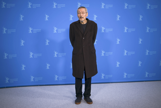 epa11166502 South Korean director Hong Sang-soo at the 'Yeohaengjaui Pilyo' photocall during the 74th Berlin International Film Festival 'Berlinale' in Berlin, Germany, 19 February 2024. EPA/CLEMENS BILAN  〈저작권자(c) 연합뉴스, 무단 전재-재배포, AI 학습 및 활용 금지〉