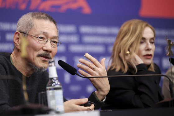 epa11166544 South Korean director Hong Sangsoo (L) attends the press conference for the movie 'Yeohaengjaui Pilyo' during the 74th Berlin International Film Festival 'Berlinale' in Berlin, Germany, 19 February 2024. EPA/CLEMENS BILAN  〈저작권자(c) 연합뉴스, 무단 전재-재배포, AI 학습 및 활용 금지〉