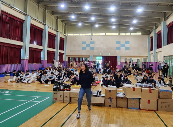 2023년 10월 29일 모교인 광주체육중·고등학교 체육관에서 후배들을 만난 안세영 (사진=독자 제공)
