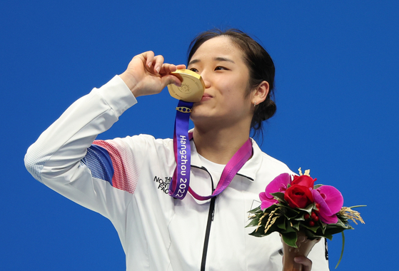 항저우 아시안게임 배드민턴 여자 단식 금메달을 목에 걸고 기뻐하는 안세영 (사진=연합뉴스)