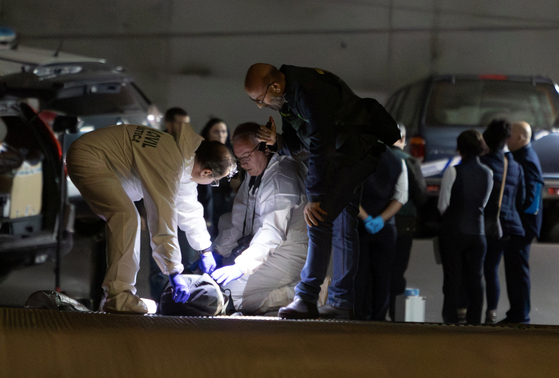 지난 13일(현지시간) 스페인 수사당국이 러시아군 조종사 출신으로 망명한 막심 쿠즈미노프가 피살된 시신으로 발견된 스페인 동남부 베니도름 한 빌딩의 지하 주차장을 살펴보고 있다. 〈사진=로이터〉