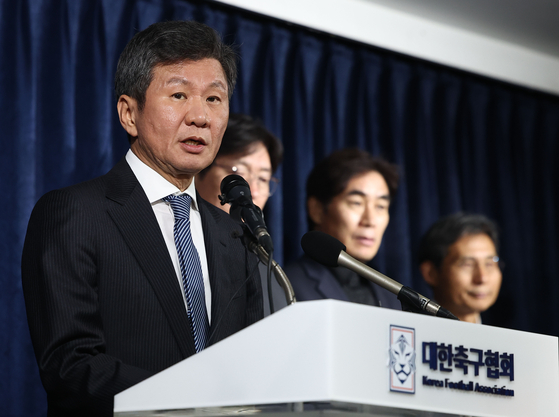 한국 축구 국가대표팀 사안 관련 임원 회의를 마친 정몽규 대한축구협회장이 지난 16일 오후 서울 종로구 축구회관에서 회의 결과를 발표하고 있다. 〈사진=연합뉴스〉