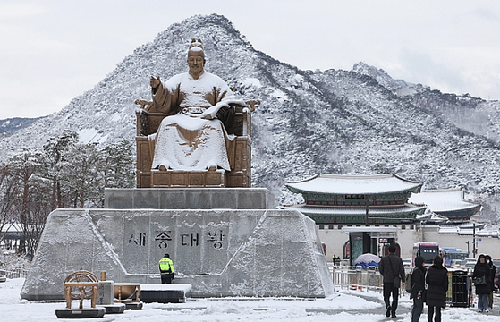 22일 오전 서울 광화문광장 일대에 밤사이 내린 눈이 쌓여 있다. 〈사진=연합뉴스〉