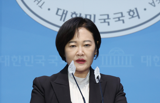 이수진 더불어민주당 의원이 22일 국회에서 탈당 기자회견을 하고 있다. 이날 공천관리위원회의 발표에 따르면 이 의원은 사실상 '컷오프'(공천 배제)된 것으로 보인다. 〈사진=연합뉴스〉