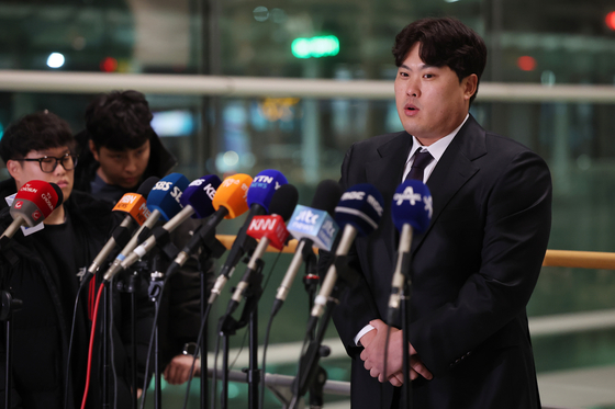 류현진, 출국 전 인터뷰   (영종도=연합뉴스) 서대연 기자 = 한화 이글스와 계약하며 12년만에 한국프로야구 KBO리그로 돌아오는 류현진이 23일 오전 인천국제공항 제2여객터미널에서 한화 2차 캠프 합류를 위해 일본으로 출국하기 전 취재진 질문에 답하고 있다. 2024.2.23   dwise@yna.co.kr (끝)  〈저작권자(c) 연합뉴스, 무단 전재-재배포, AI 학습 및 활용 금지〉