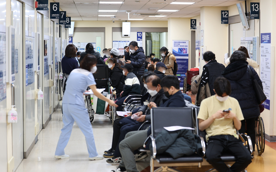 정부의 의대 정원 증원 정책에 반발한 전공의들의 집단행동 사흘째인 22일 오전 서울의 한 공공 병원이 외래 환자들로 붐비고 있다. 〈사진=연합뉴스〉